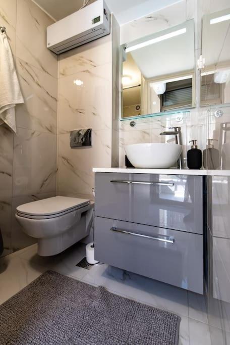 شقة Plaka Rafaela Elegant Urban Retreat In Athens Historic Heart المظهر الخارجي الصورة